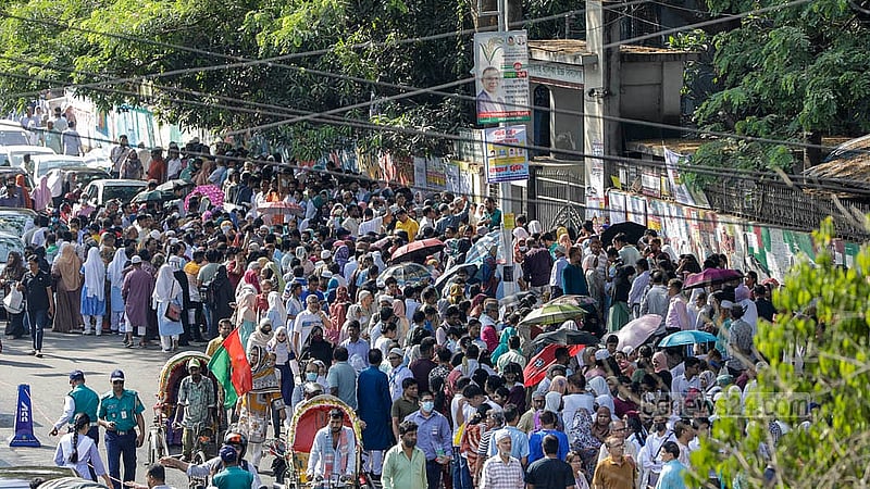 Parents gather outside the Motijheel Government Girls’ High School centre on the first day of the SSC exams on Thursday, Apr 10, 2025. Photo: Mahmud Zaman Ovi