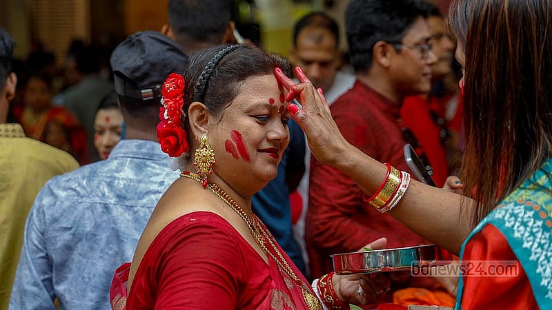 Women take part in the Sindur Khela ritual at Dhaka’s Dhakeshwari Temple on Dashami on Thursday, Oct 2, 2025. Photo: Mahmud Zaman Ovi