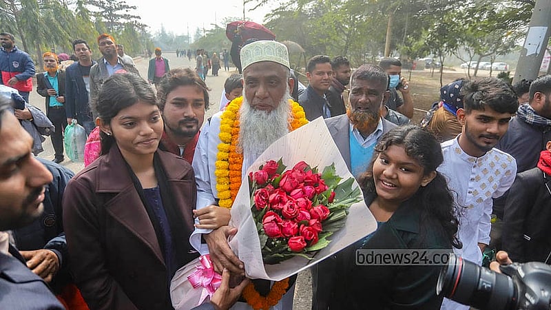 MD Moynul Haque is welcomed by his two grandchildren with flowers. He has been released on bail after 16 years in a case filed under the Explosives Act in the Pilkhana tragedy. Photo: Abdullah al Momin
