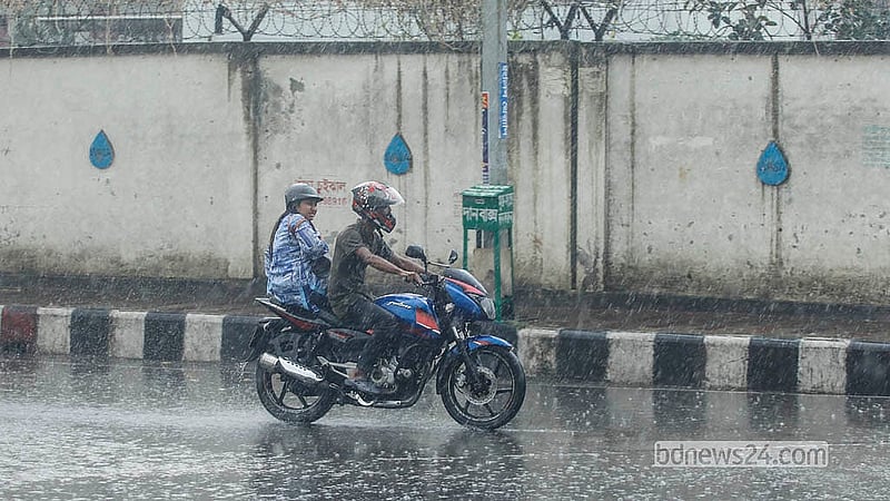 Many people face difficulties in the first rain of the season in Dhaka’s Hatirjheel on Monday, Mar 2, 2026. Photo: Abdullah Al Momin