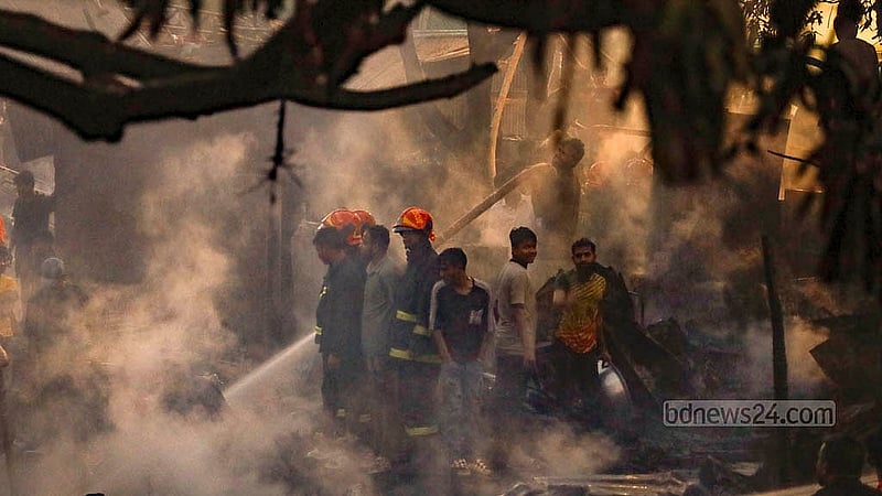 After Fire Service personnel brought the fire under control, thick white smoke filled the surroundings at Korail slum in Dhaka on Wednesday, Dec 18, 2024. Photo: Mahmud Zaman Ovi