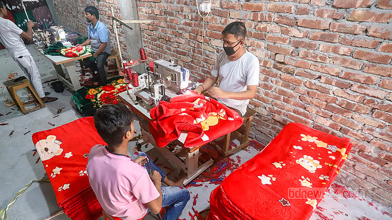 Workers crafting blankets at a factory in Mitali Market in Siddhirganj's Signboard area. Photo: Abdullah al Momin