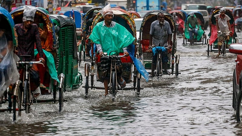 Dhaka’s Green Road is waterlogged after a day of rain brought on by Cyclone Remal. Photo: Muhammad Mostafigur Rahman