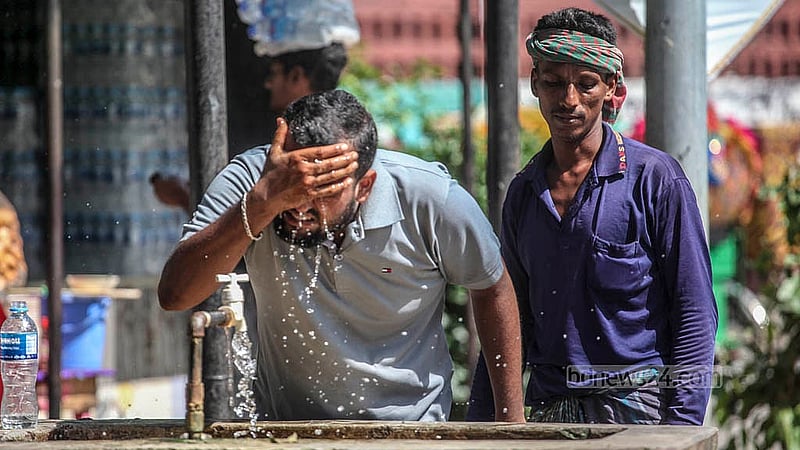 Intense heat spells trouble for working people. Seeking relief, many splash water on their faces and eyes in front of the Aparajeyo Bangla sculpture at Dhaka University on Monday, Aug 11, 2025. Photo: Abdullah al Momin