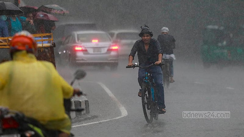 A man pedalling a bicycle to reach his destination amid heavy rain in Dhaka's Hatirjheel on Thursday, Sept 26, 2024.Photo: Mahmud Zaman Ovi