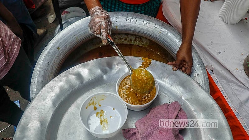 A variety of Iftar arrangements on Thursday, Feb 19, 2026, at Chawkbazar in Old Dhaka. Photo: Abdullah al Momin
