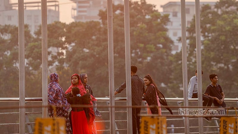 Many families gather at Hatirjheel on Wednesday, Apr 2, 2025, the third day of Eid, enjoying the view of Dhaka’s popular waterfront destination. Photo: Mahmud Zaman Ovi