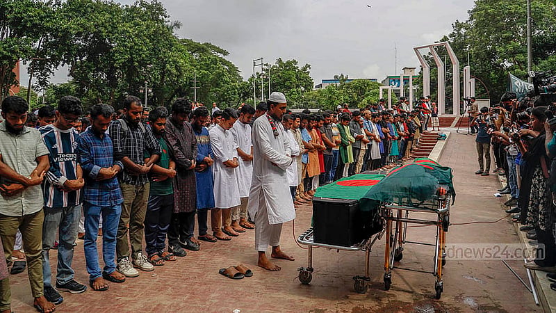 Funeral prayers for two protesters are held at the Central Shaheed Minar on Sunday noon, Aug 18, 2024, with Akhtar Hossain, former social service secretary of Dhaka University Central Students’ Union, or DUCSU, leading the prayers. Photo: Mahmud Zaman Ovi