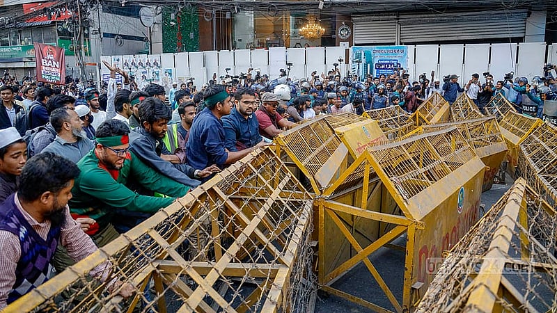 July Oikya activists try to push aside a police barricade outside Hossain Market in North Badda during the “March to Indian High Commission” on Wednesday, Dec 17, 2025. Photo: Mahmud Zaman Ovi