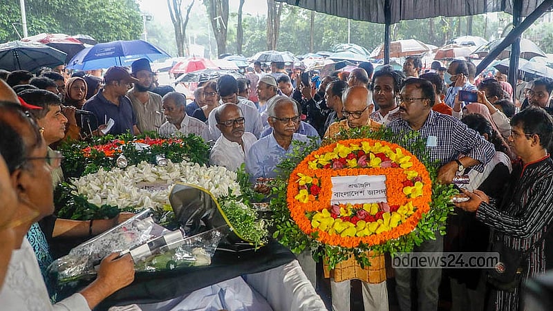 Members of different organisations, institutions, and political parties came to the Central Shaheed Minar premises on Saturday, Oct 11, 2025, to pay their respects to renowned litterateur Syed Manzoorul Islam. Photo: Abdullah Al Momin