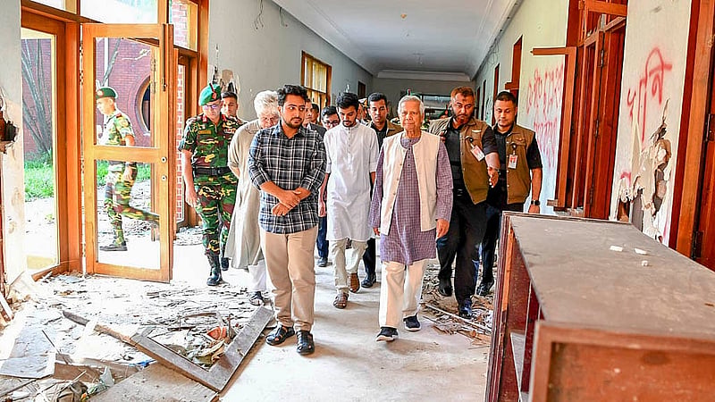 Chief Advisor Muhammad Yunus tours Ganabhaban with advisors on Monday, Oct 28, 2024. Photo: PID