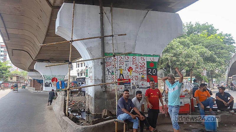 Beautification work of the pillars at Jatrabari-Gulistan flyover is under way while keeping the artworks done by the students during the July movement intact. Photo: Abdullah Al Momin