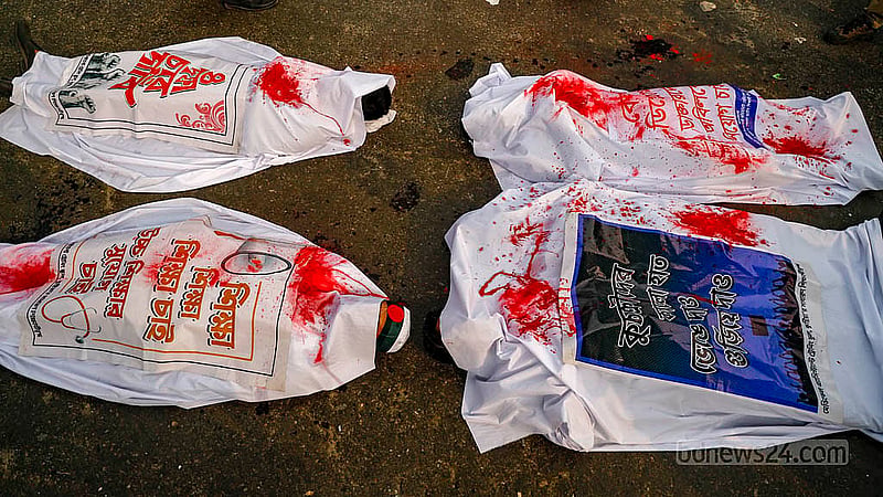 MATS students demonstrated at Dhaka’s Shahbagh intersection on Wednesday, Jan 22, 2025, by dressing in shrouds and turning them into symbolic corpses painted red. Photo: Mahmud Zaman Ovi