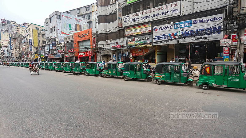 A long queue of CNG cars outside a CNG refuelling station in Rampura East Hajipara of Dhaka on Sunday, Apr 27, 2025. Photo: Abdullah al Momin
