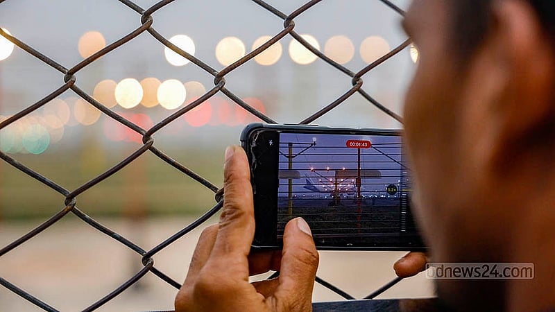 Many visitors also take photographs along Baunia Road in Uttara as they watch the planes overhead. Photo: Mahmud Zaman Ovi