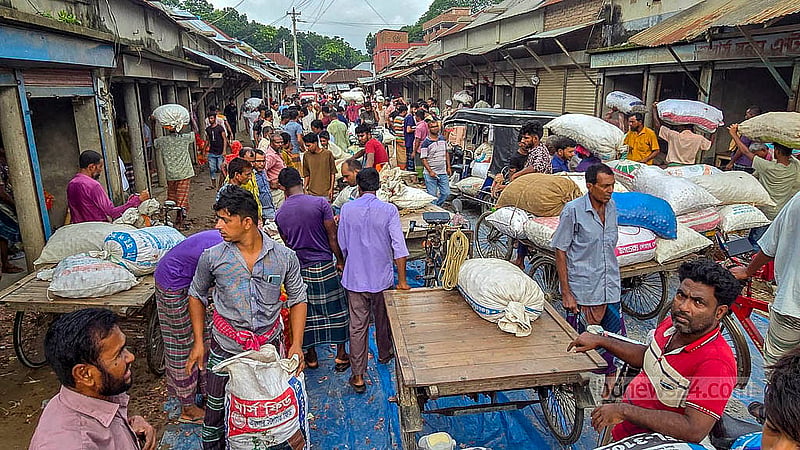The Thenthenia market in Saltha is a prominent onion market in Faridpur. Onion traders say the price has suddenly dropped after the supply increased after Eid-ul-Azha. Photo: Sheikh Mofijur Rahman Shipon