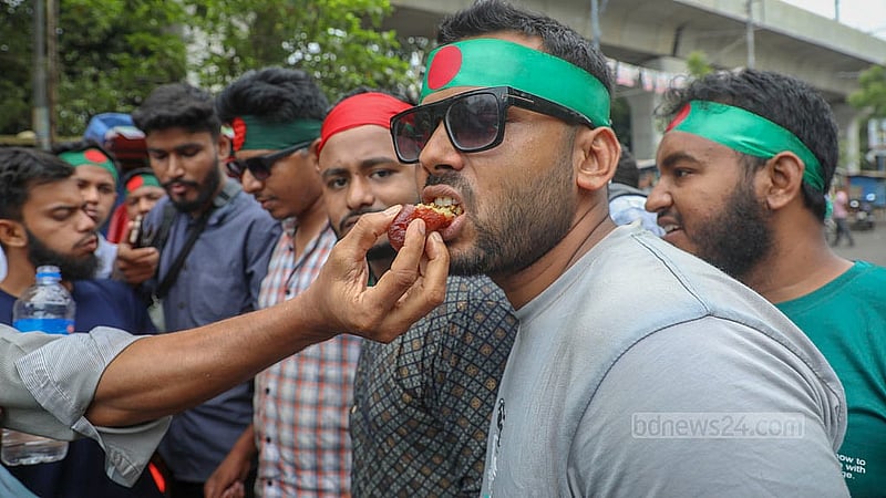 An organisation called July Revolution Army distributes sweets in Shahbagh on Monday, May 12, 2025, to celebrate the interim government’s decision to ban activities of the Awami League which was ousted in the July Uprising. Photo: Mahmud Zaman Ovi