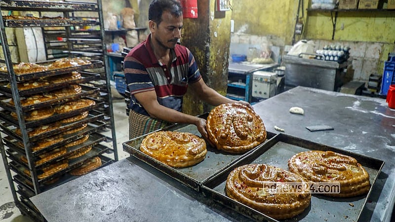 Patterned bread being made at a factory on the eve of Shab-e-Barat at Old Dhaka’s Nazimuddin Road on Tuesday, Feb 3, 2026. Photo: Abdullah Al Momin
