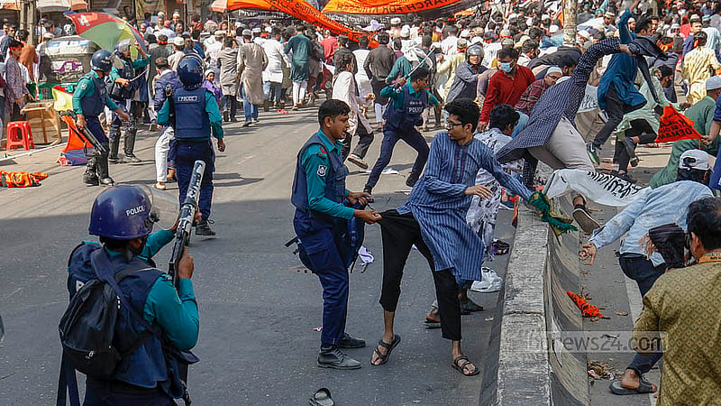 The Hizb ut-Tahrir procession moves from Baitul Mukarram’s North Gate towards Bijoynagar via Paltan, before dispersing. Police fire tear gas and charge batons at the demonstrators. Photo: Mahmud Zaman Ovi