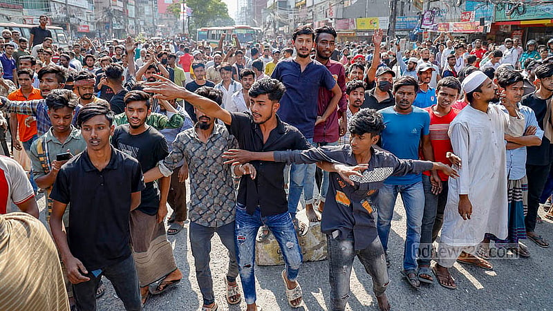 Battery-powered rickshaw drivers block the roads in Dhaka's Rampura on Thursday morning.