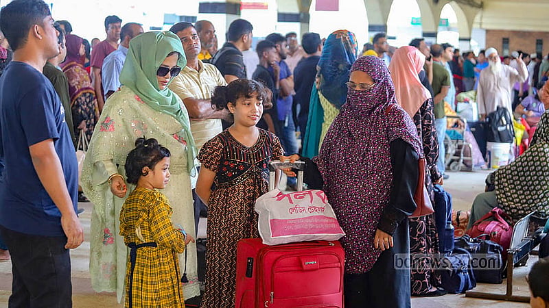 After two derailments in Dhaka over two days, the schedule chaos led to the cancellation of the Jayantika Express and Agnibina Express journeys on Saturday, Oct 26, 2024. Other trains continue to arrive and depart with delays of several hours, stranding many passengers. Photo: Abdullah al Momin
