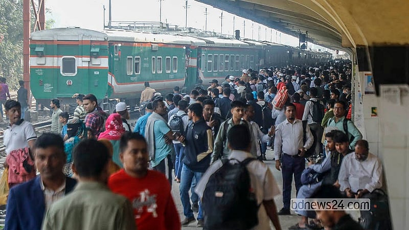 A crowd waits for a train at Kamalapur Railway Station on Tuesday, Feb 10, 2026, as many return home for the national election holidays.  Photo: Abdullah al Momin