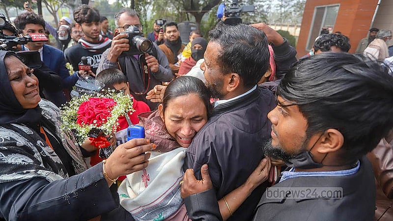 An emotional atmosphere persists at the Dhaka Central Jail gate as the BDR members get released on bail in the Pilkhana tragedy on Thursday, Jan 23, 2025, after 16 years. Photo: Abdullah al Momin