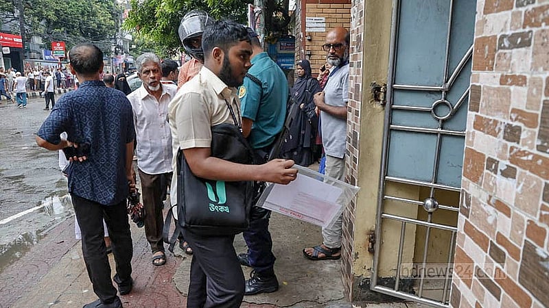 A student enters the HSC examination centre at Siddheswari Girls College on Sunday, Jun 30, 2024, after braving the morning rain. Photo: Mahmud Zaman Ovi