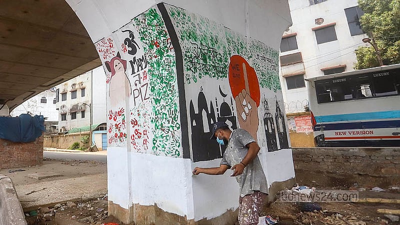 Rickshaw painting is being done as part of the renovation under the Jatrabari-Gulistan Flyover. The photo is clicked at Tikatuli. Photo: Abdullah Al Momin