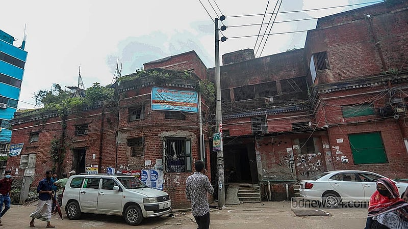 The Public Works Department has announced the red building near Sir Salimullah Medical College Mitford Hospital’s Gate No. 2 as unfit for use. Nevertheless, it is being used as staff quarters. Photo: Abdullah al Momin