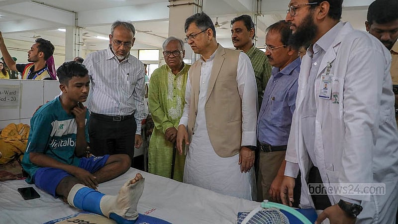 Salahuddin Ahmed, a member of the BNP’s Standing Committee, visited those injured in the Anti-discrimination Student Movement at the National Institute of Traumatology and Orthopaedic Rehabilitation, or NITOR, on Thursday, Nov 14, 2024, following the previous day's protest demanding improved treatment and rehabilitation. Photo: Mahmud Zaman Ovi