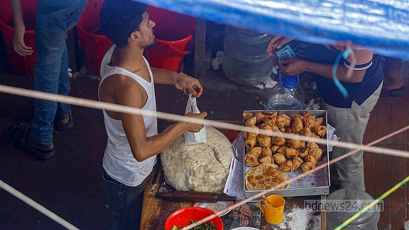 Uncovered food items are on display on the footpath in front of Shaheed Suhrawardy Medical College. Most of the customers are patients and attendants visiting the hospital. Photo: Mahmud Zaman Ovi