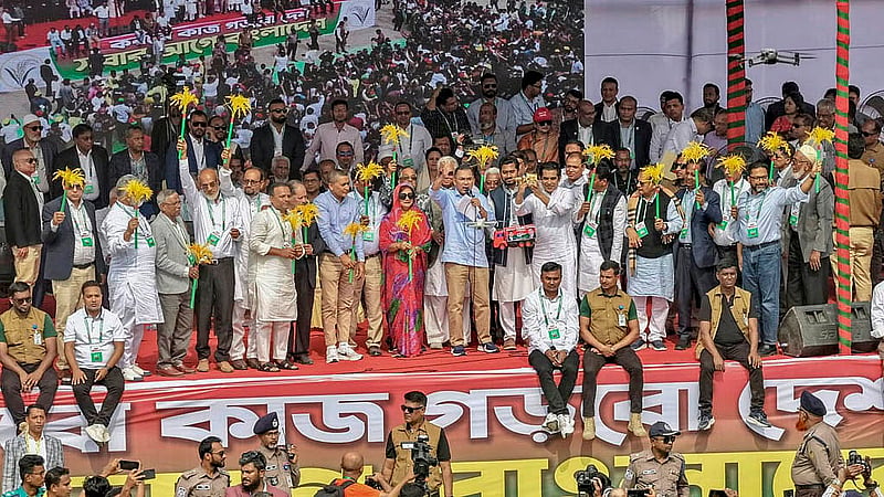 BNP candidates from different constituencies with Tarique Rahman holding sheaves of paddy at the election rally at Bell’s Park field in Barishal on Wednesday, Feb 4, 2026. Photo:BNP Media cell