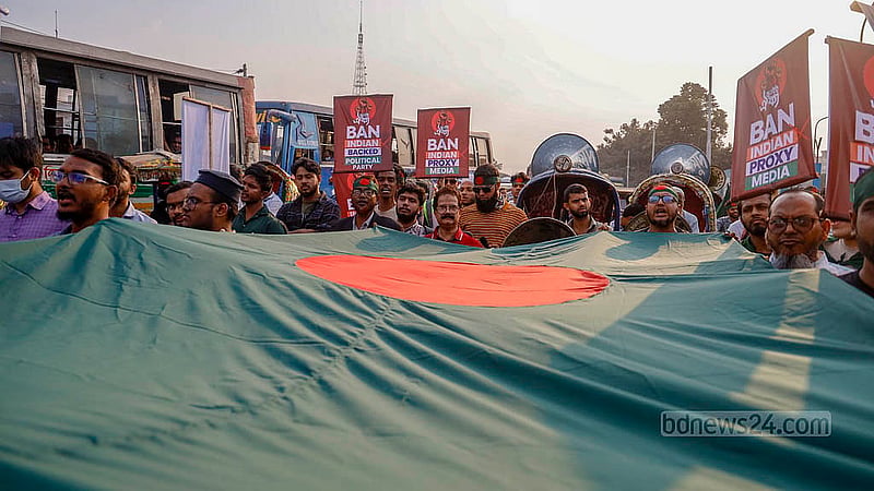 Carrying national flags and festoons, July Oikya activists shout slogans as they move towards the Indian High Commission on Wednesday, Dec 17, 2025. Photo: Mahmud Zaman Ovi