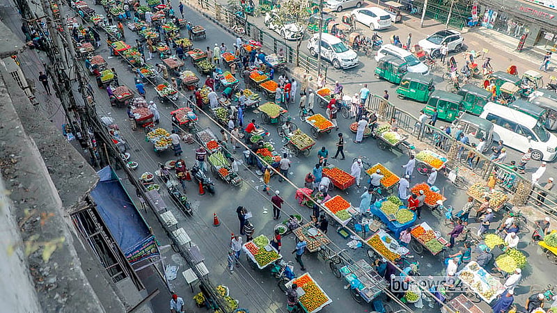 Vendors set up shops on vans along the VIP Road in Naya Paltan every Friday, with trading continuing for two to three hours before and after Jummah prayers. Photo: Abdullah Al Momin