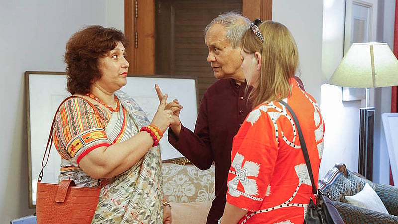 Former chief secretary Abdul Karim chats with Manu Verma, wife of Indian High Commissioner Pranay Verma, at bdnews24.com’s Bengali New Year event.
