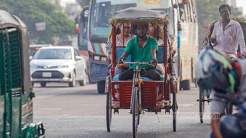 A battery-operated rickshaw is running in front of a bus on the main road in Dhaka’s North Badda, preventing it from moving forward. Photo: Mahmud Zaman Ovi