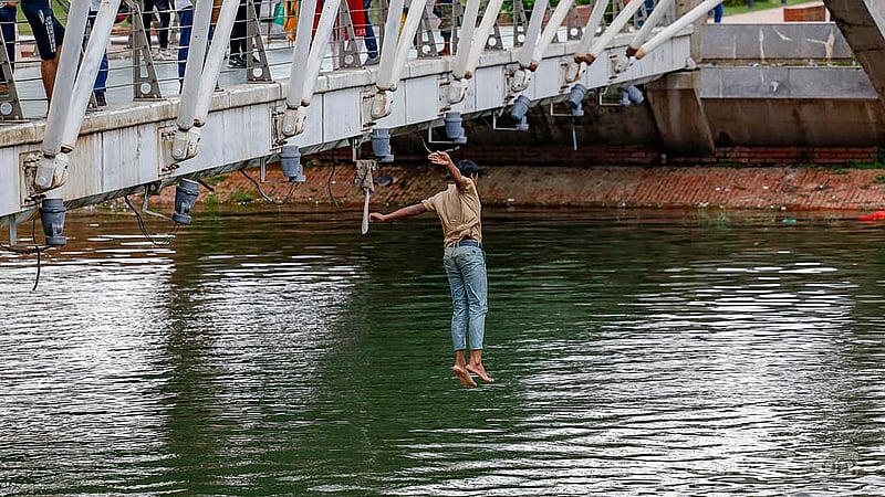 Children and adolescents dive into the lake at Zia Udyan to cool themselves amid the scorching heat. Photo: Mahmud Zaman Ovi