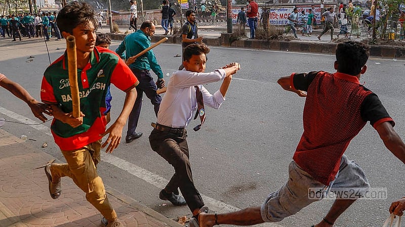 Several students attack battery-run rickshaw drivers in Dhaka’s Khilgaon as they protested by blocking the roads on Thursday, Nov 21, 2024.
