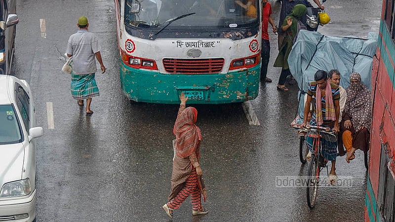 At the road outside Dhaka’s Shaheed Suhrawardy Medical College and Hospital, women cross the road risking their lives instead of using the nearby footbridge on Monday, Jul 7, 2025. Photo: Mahmud Zaman Ovi