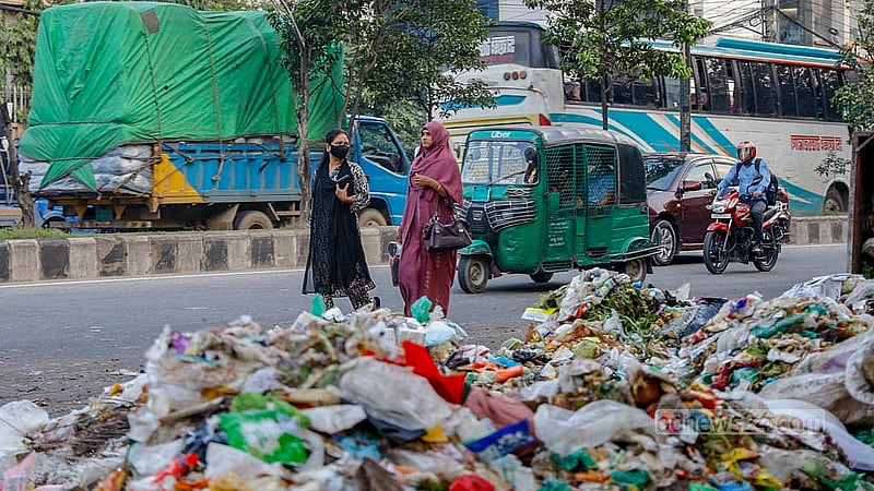 With a waste depot closed in Baridhara, household garbage from the Notun Bazar area is now being dumped on Pragati Sarani, according to a DNCC cleaner. Photo: Mahmud Zaman Ovi
