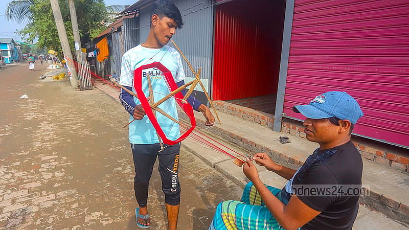 A worker fixes the thread on the spinning wheel at the Jamdani village in Narayanganj's Rupganj. Photo: Abdullah al Momin