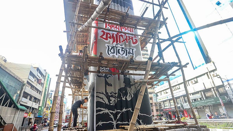 Graffiti of the irregularities, occupation, oppression, corruption, and torture during the “fascist” Awami League government's regime is being painted on the metro rail pillars from Dhaka’s Karwan Bazar to Farmgate on Saturday, Jul 5, 2025. Photo: Abdullah al Momin