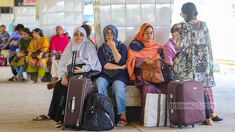 Crowd of passengers at Dhaka’s Kamalapur Railway Station on Saturday, Oct 26, 2024, after the cancellation of the Jayantika Express and Agnibina Express due to schedule disruptions. Photo: Abdullah al Momin