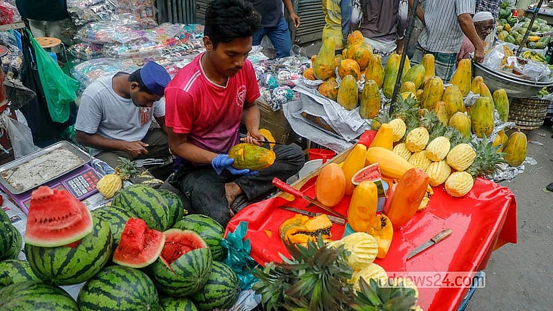 Many have set up fruit stalls at the Iftar market in Chawkbazar on Thursday, Feb 19, 2026. Photo: Abdullah al Momin