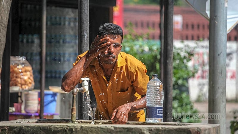 Intense heat spells trouble for working people. Seeking relief, many splash water on their faces and eyes in front of the Aparajeyo Bangla sculpture at Dhaka University on Monday, Aug 11, 2025. Photo: Abdullah al Momin