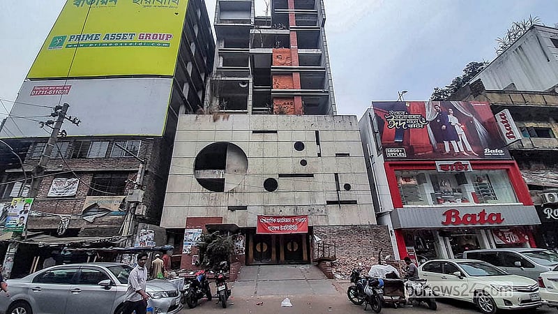 A banner reading “International Institute for the Study of Fascism and Genocide” hangs at the gate of the central office of the banned Awami League. Photo: Abdullah Al Momin