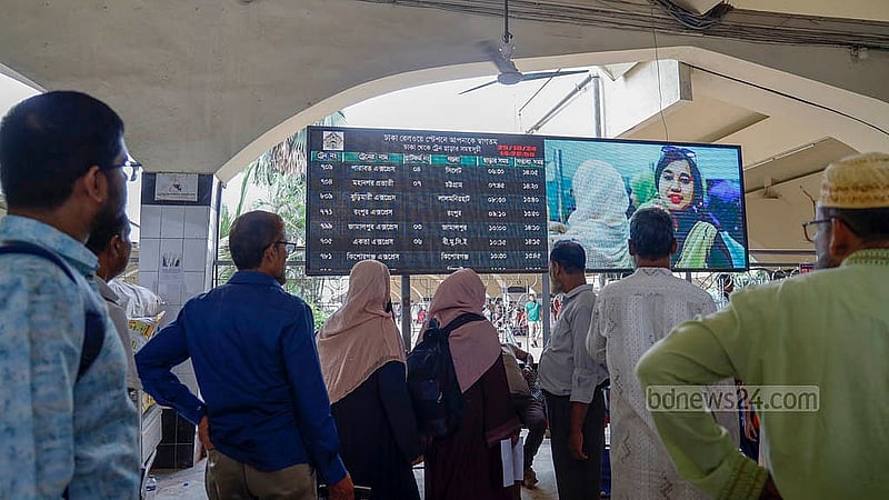 The Panchagarh Express derailed in near Dhaka’s Kamalapur Station around midnight on Thursday, Oct 24, 2024. After the train was recovered, all trains are departing late on Friday, Oct 25, 2024. Passengers at Kamalapur Station appear to have no end in sight for their wait due to the schedule disruptions! Photo: Mahmud Zaman Ovi