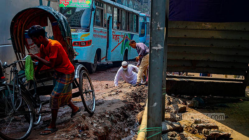 Footpaths have been dug next to the road near the Tikatuli footbridge in Dhaka. A person fell into one of these holes while walking. Photo: Mahmud Zaman Ovi