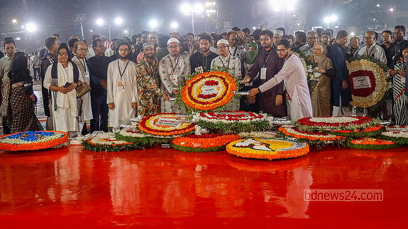 The DUCSU vice-president and other representatives place wreaths at the Central Shaheed Minar on Language Martyrs' Day, Feb 21, 2026.Photo: Mahmud Zaman Ovi